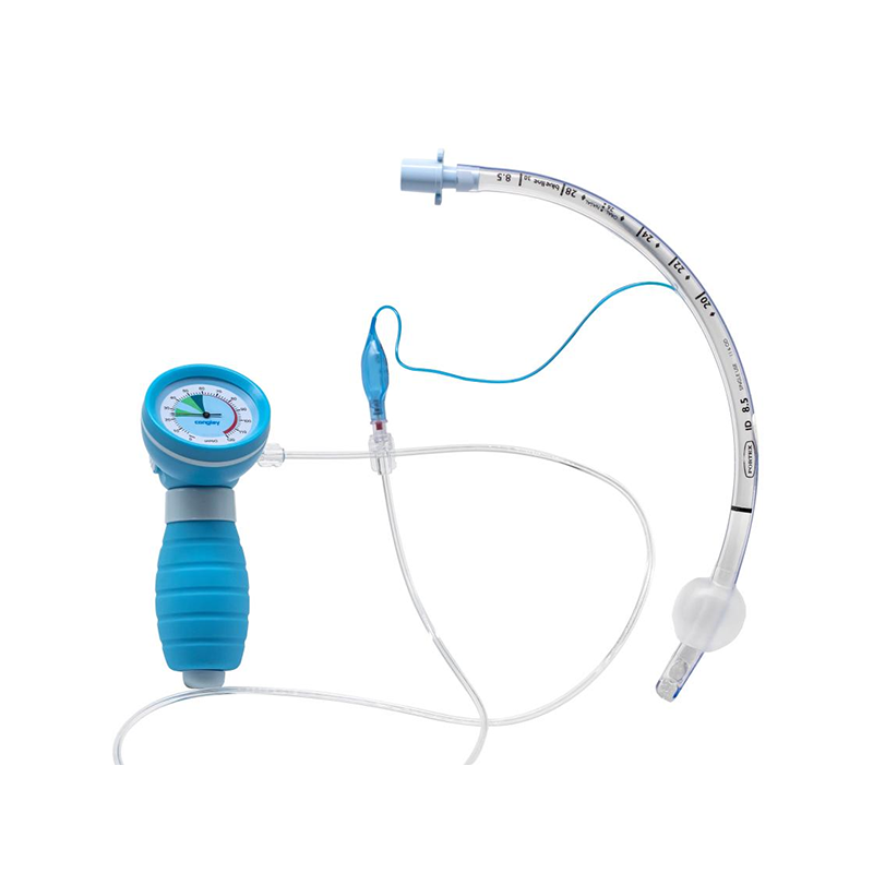 How does the cuff pressure gauge manage and protect the patient's blood pressure data?